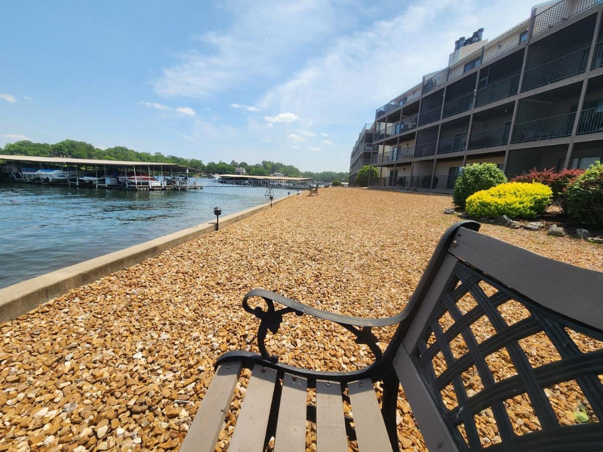 Lakefront Condo With A View Osage Beach Luaran gambar