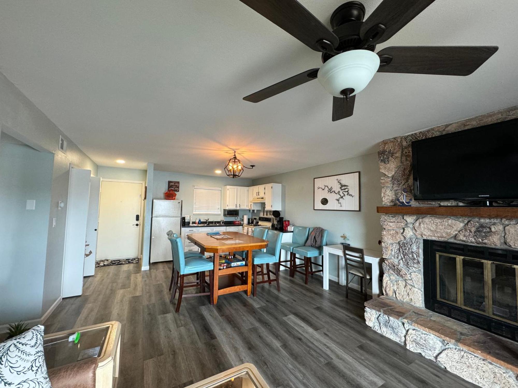 Lakefront Condo With A View Osage Beach Luaran gambar